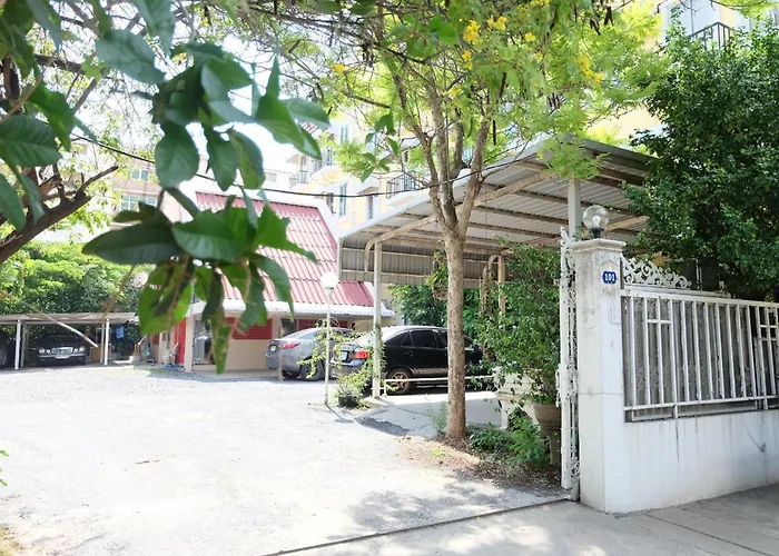 Oyo 75429 - 101 Place Navanakorn Bangkok